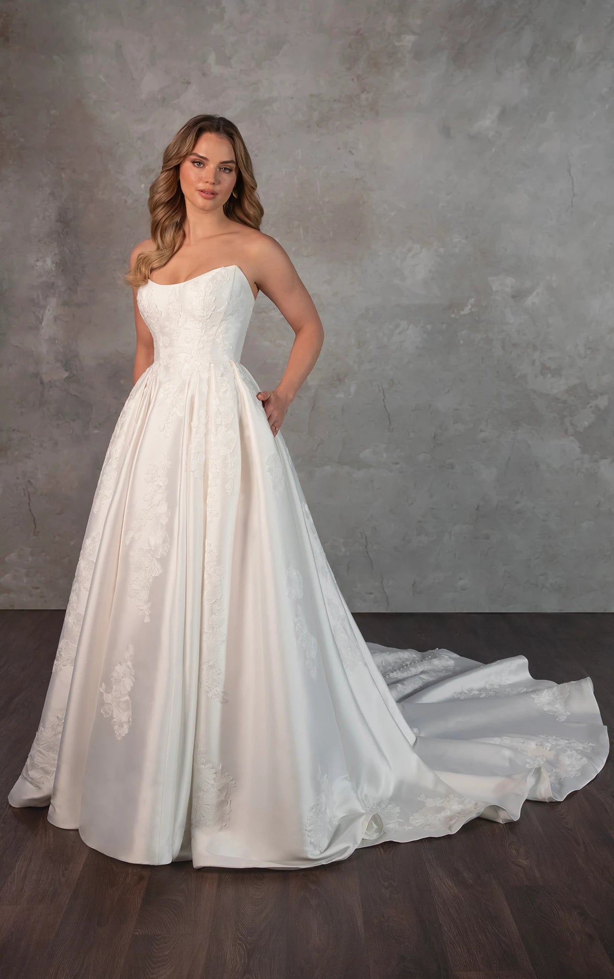 33391 - Princess-Style Ball Gown Bridal Dress with Elegant Details