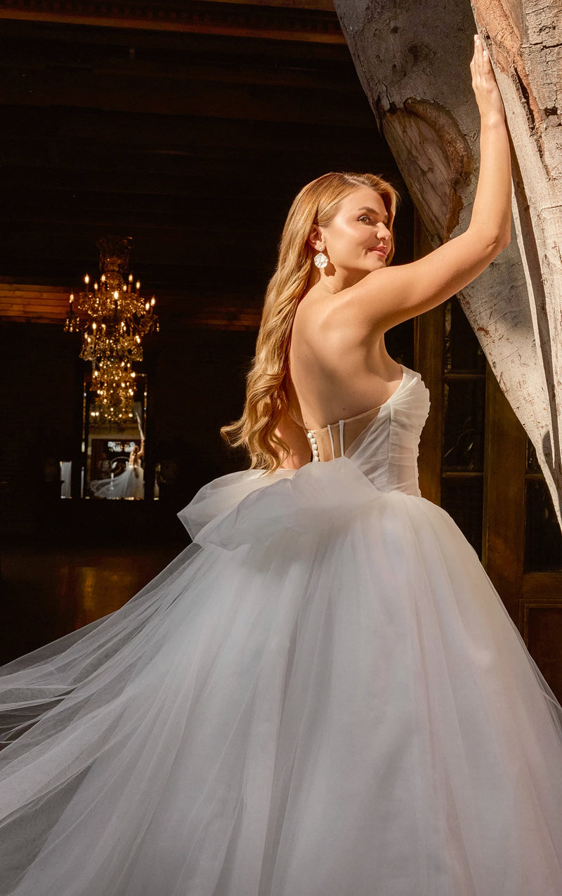 33388 - Romantic Ball Gown Wedding Dress for a Fairytale Look