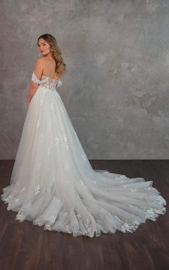 33394 - Classic Ball Gown Bridal Gown with Voluminous Skirt