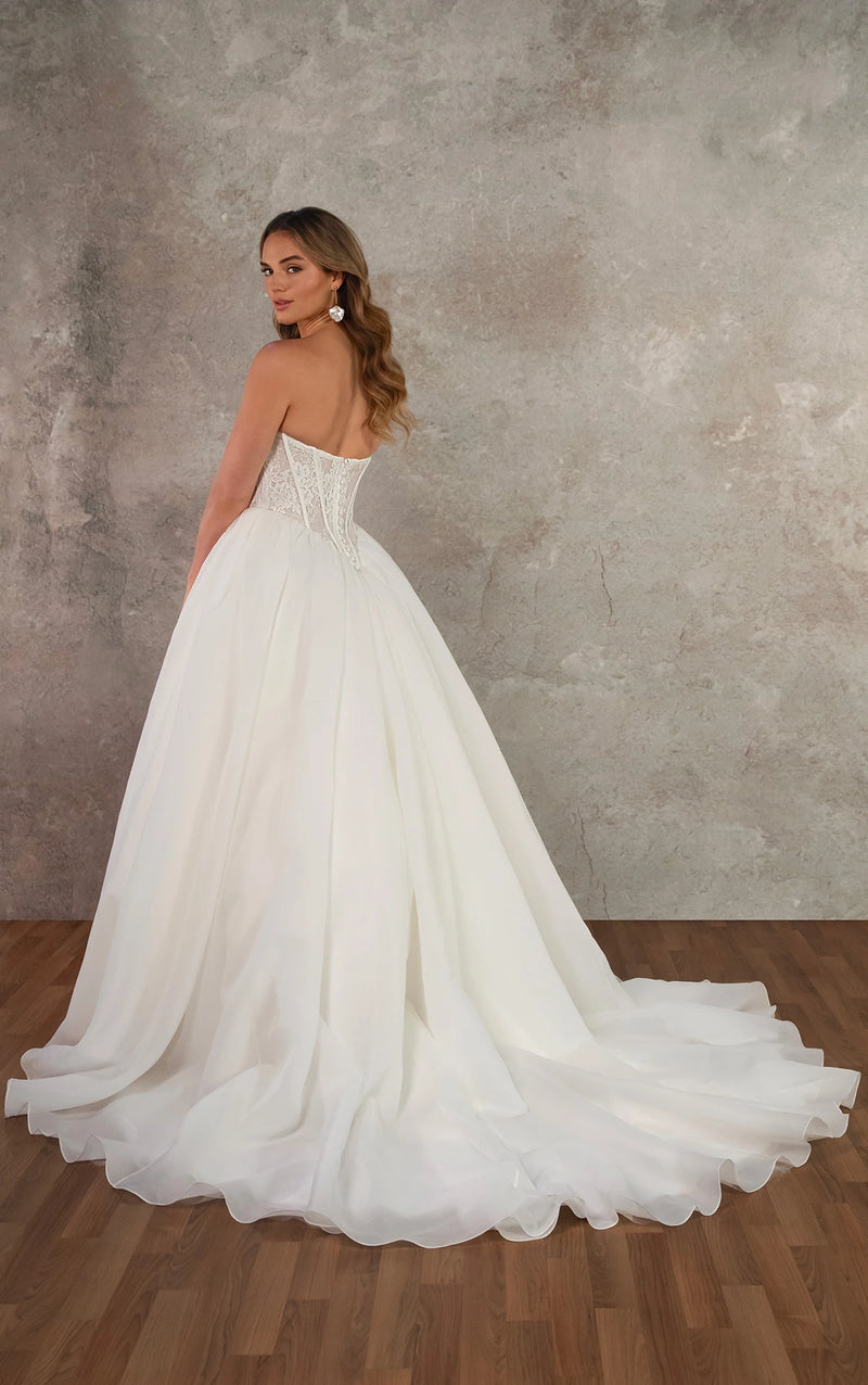 33608 - Princess-Style Ball Gown Bridal Dress with Elegant Details
