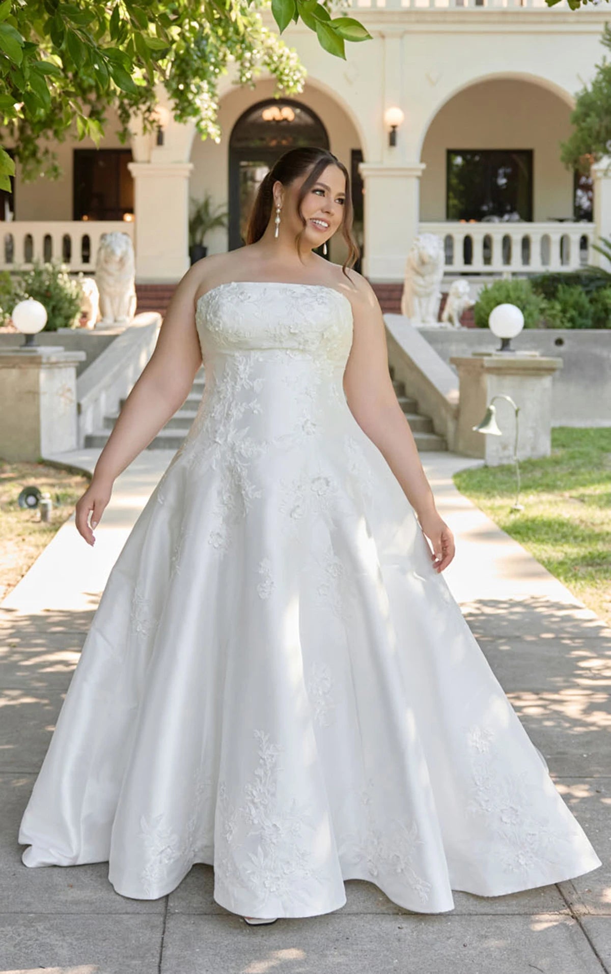 33615 - Classic Ball Gown Bridal Gown with Voluminous Skirt