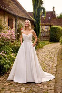 33271 - Romantic Ball Gown Wedding Dress for a Fairytale Look