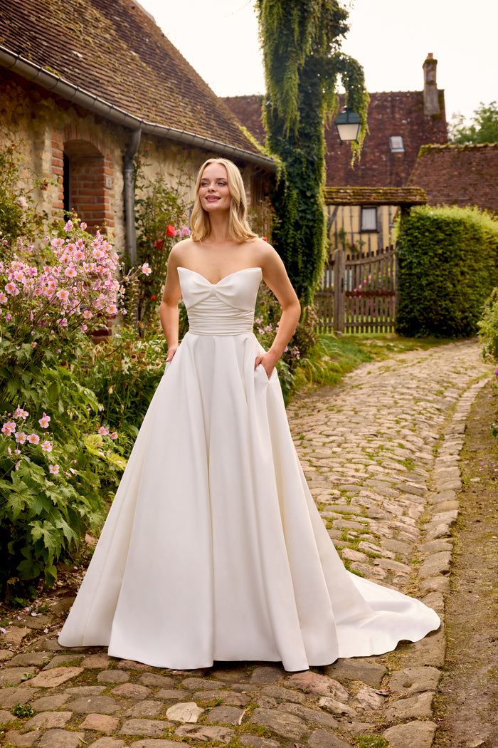 33271 - Romantic Ball Gown Wedding Dress for a Fairytale Look