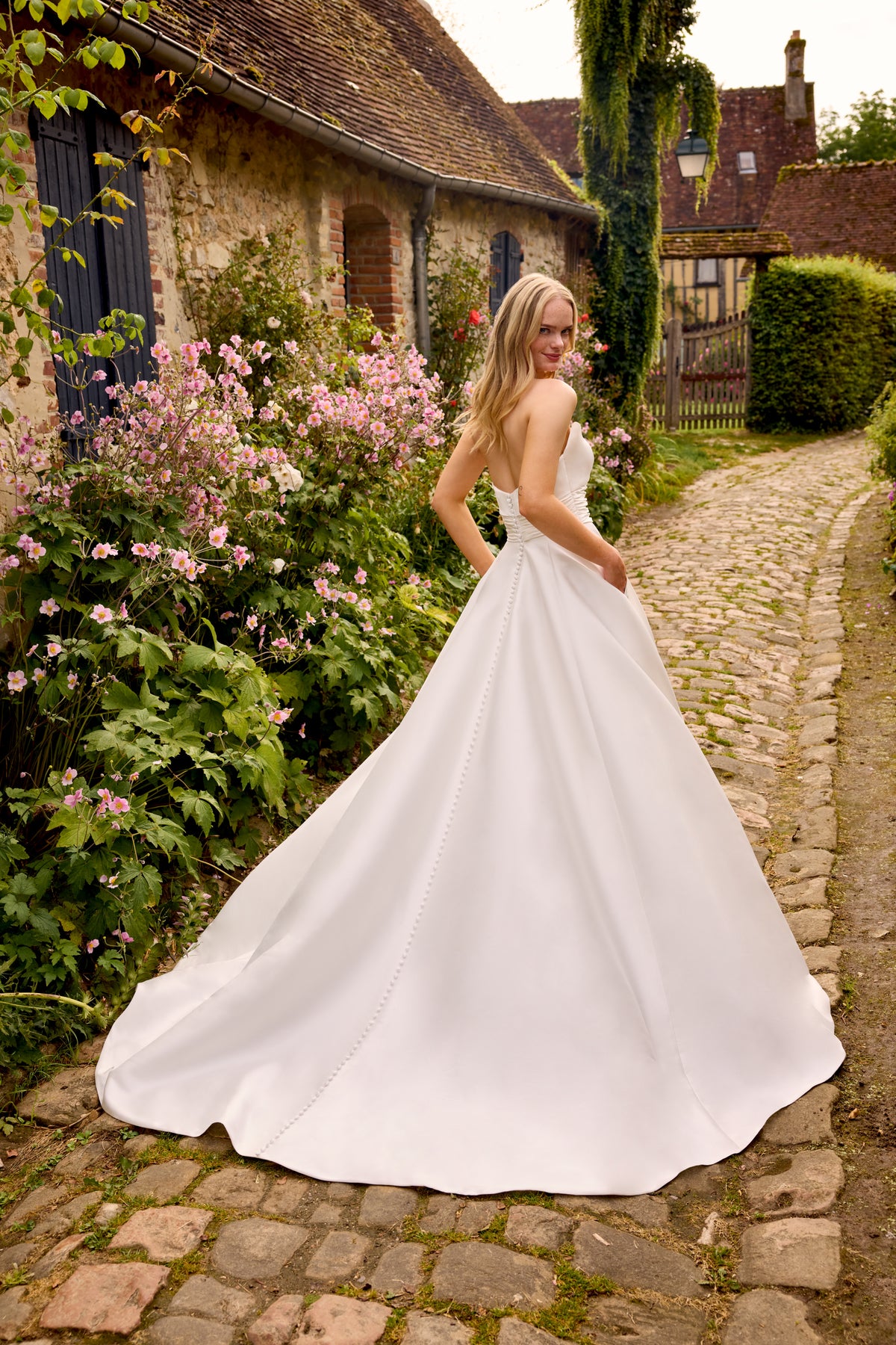 33271 - Romantic Ball Gown Wedding Dress for a Fairytale Look