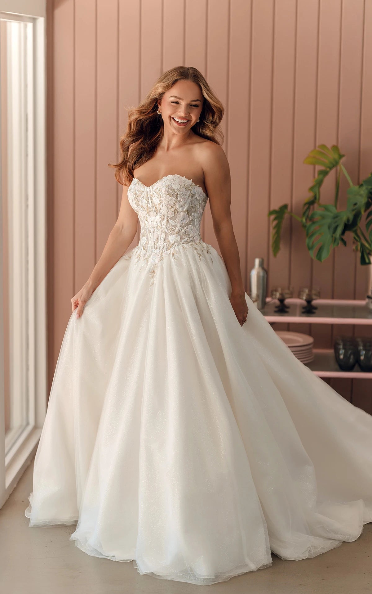 33360 - Romantic Ball Gown Wedding Dress for a Fairytale Look