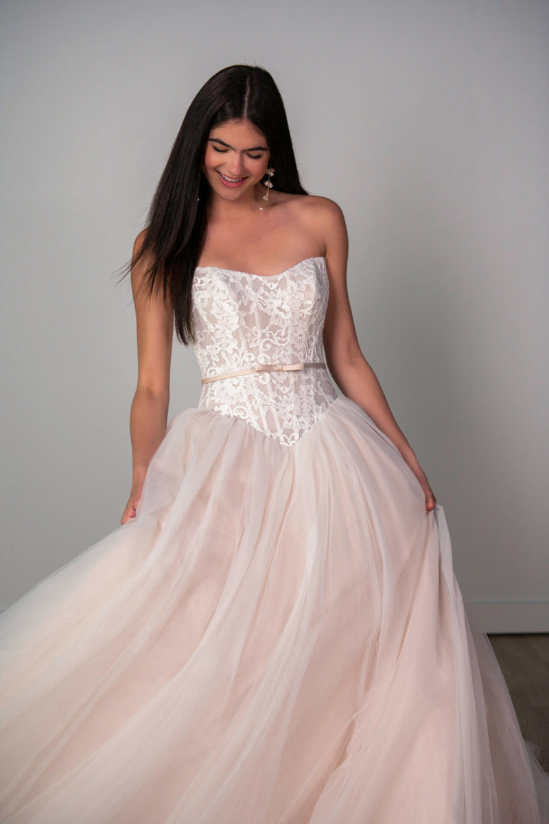 33362 - Romantic Ball Gown Wedding Dress for a Fairytale Look