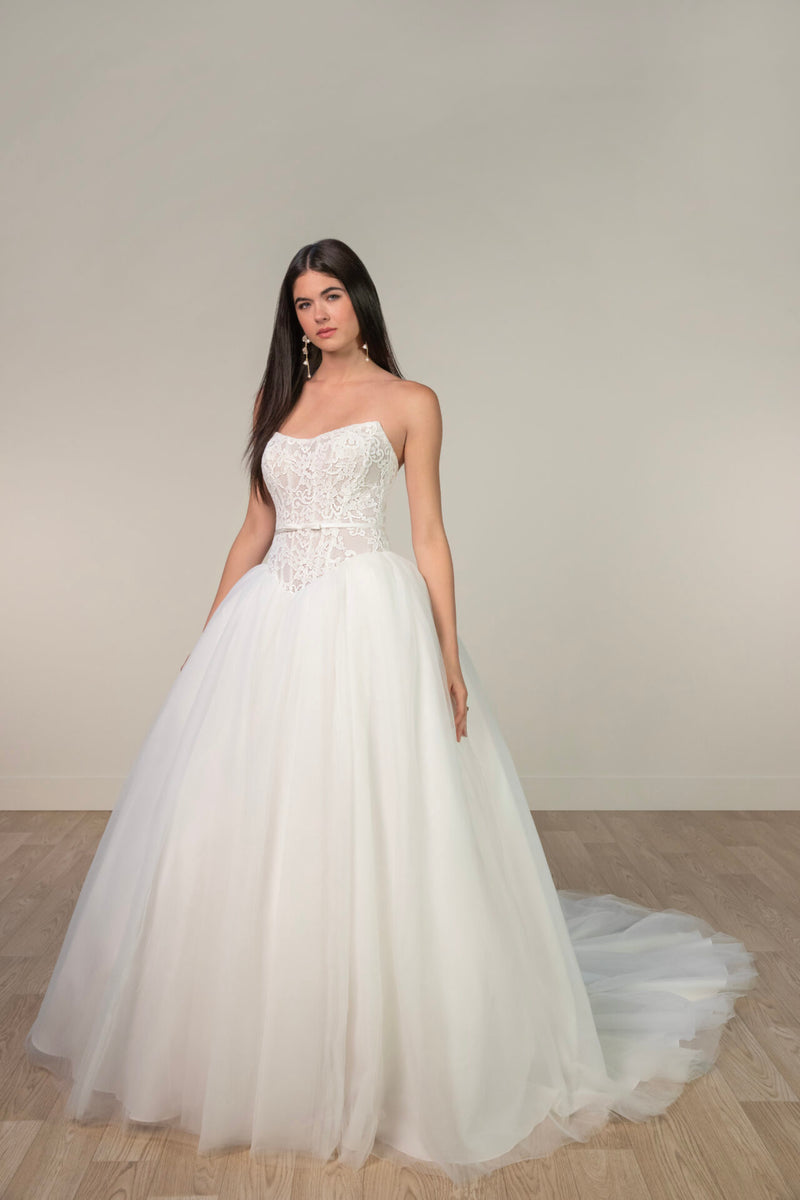 33362 - Romantic Ball Gown Wedding Dress for a Fairytale Look