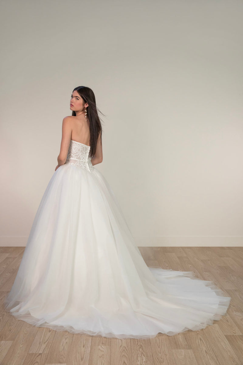 33362 - Romantic Ball Gown Wedding Dress for a Fairytale Look