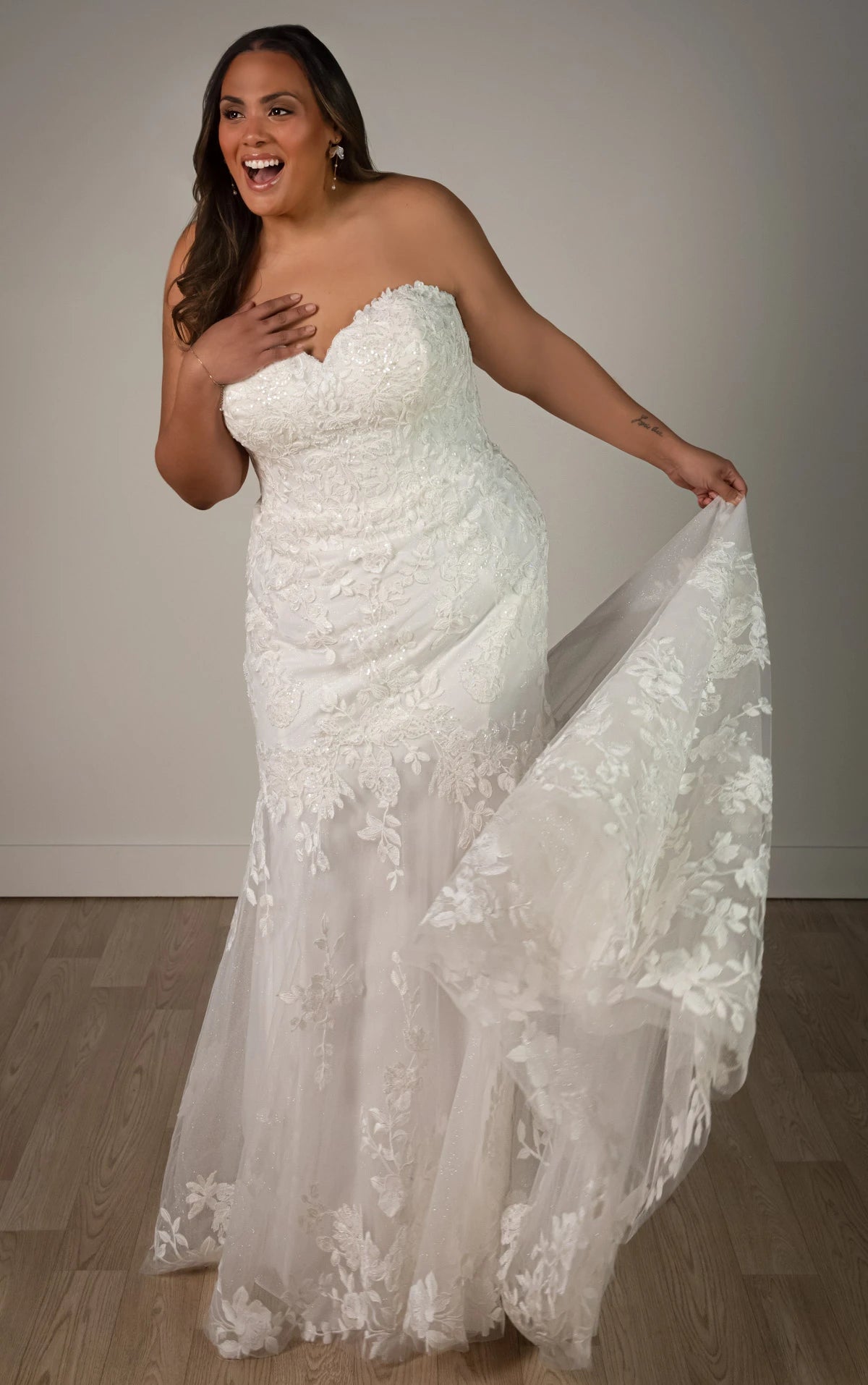 34828-Plus Size Shimmering Lace and Tulle Trumpet Wedding Gown